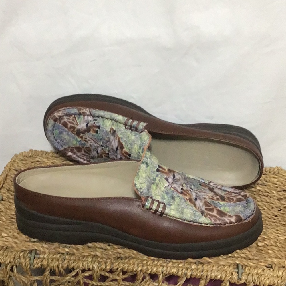 Icon Giraffe Leather Slip Ons Sz 6 Firm